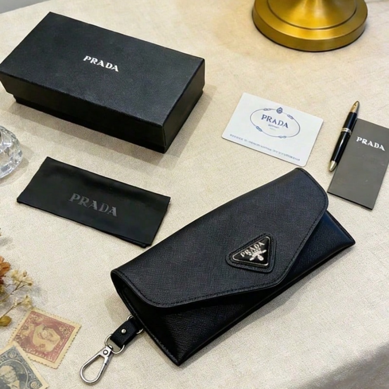 Luxury Bags Consignment - Estuche para Gafas Prada de Cuero