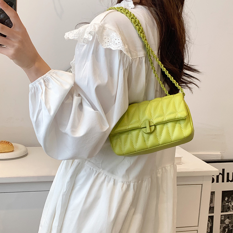 MOODS-Bolso cruzado con cadena - Luxury Bags Consignment reseña y precio
