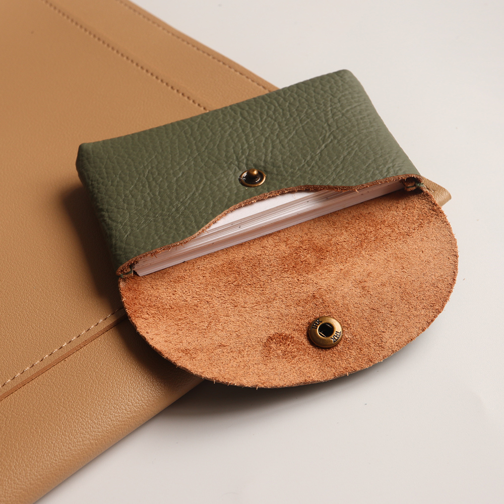 Tarjetero pequeño con letras p - Luxury Bags Consignment reseña y precio